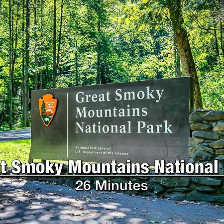 New Luxury Cabin With Stunning Mountainviews,Hottub, Firepit, Fireplace,2 Kingbeds, 2 Covereddecks,Bbqgrill, Shuffleboard And Pool Access Sevierville Exterior foto