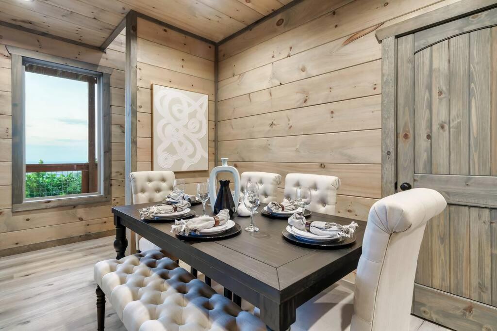 New Luxury Cabin With Stunning Mountainviews,Hottub, Firepit, Fireplace,2 Kingbeds, 2 Covereddecks,Bbqgrill, Shuffleboard And Pool Access Sevierville Exterior foto