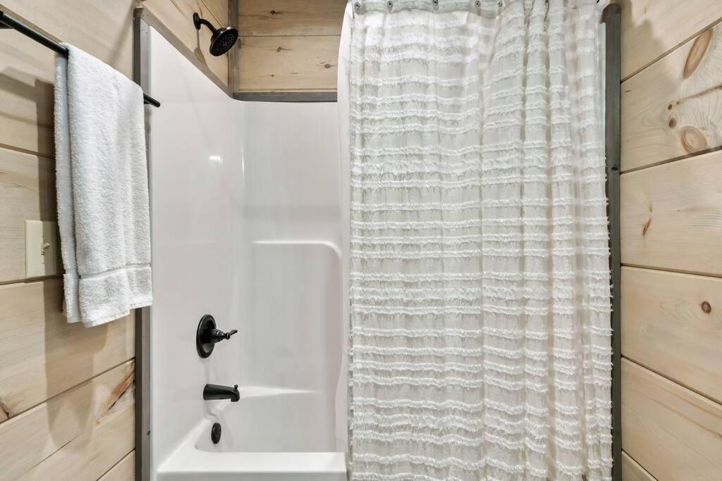 New Luxury Cabin With Stunning Mountainviews,Hottub, Firepit, Fireplace,2 Kingbeds, 2 Covereddecks,Bbqgrill, Shuffleboard And Pool Access Sevierville Exterior foto
