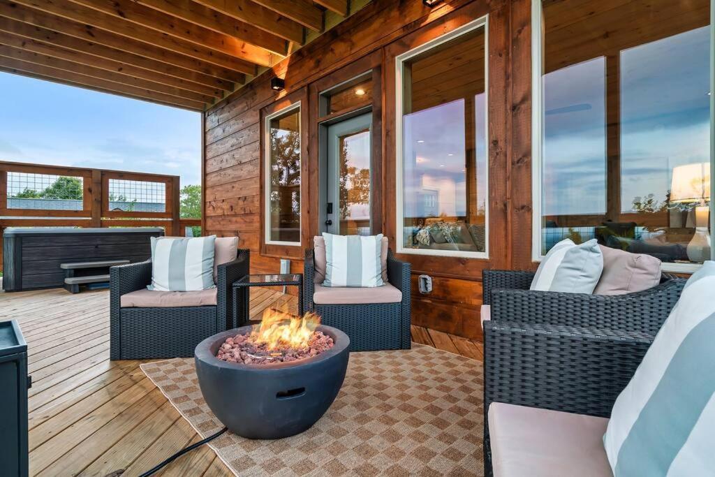 New Luxury Cabin With Stunning Mountainviews,Hottub, Firepit, Fireplace,2 Kingbeds, 2 Covereddecks,Bbqgrill, Shuffleboard And Pool Access Sevierville Exterior foto