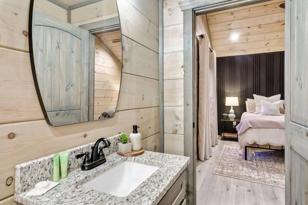 New Luxury Cabin With Stunning Mountainviews,Hottub, Firepit, Fireplace,2 Kingbeds, 2 Covereddecks,Bbqgrill, Shuffleboard And Pool Access Sevierville Exterior foto