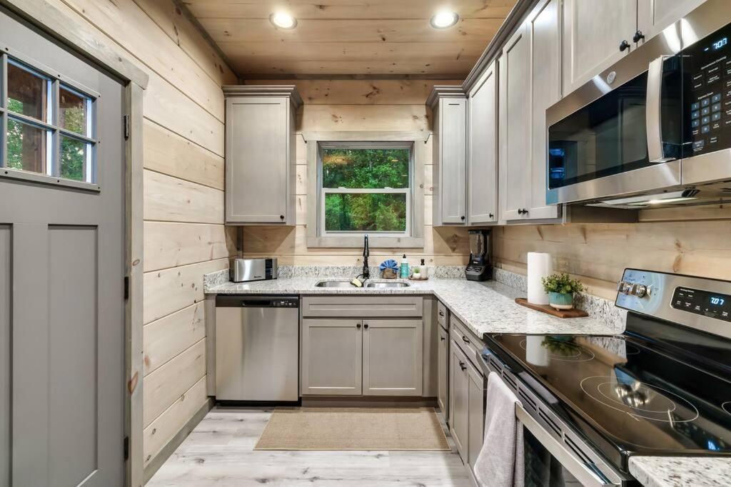 New Luxury Cabin With Stunning Mountainviews,Hottub, Firepit, Fireplace,2 Kingbeds, 2 Covereddecks,Bbqgrill, Shuffleboard And Pool Access Sevierville Exterior foto