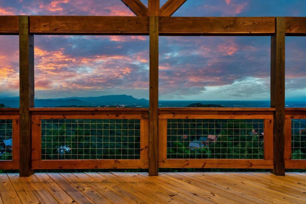 New Luxury Cabin With Stunning Mountainviews,Hottub, Firepit, Fireplace,2 Kingbeds, 2 Covereddecks,Bbqgrill, Shuffleboard And Pool Access Sevierville Exterior foto