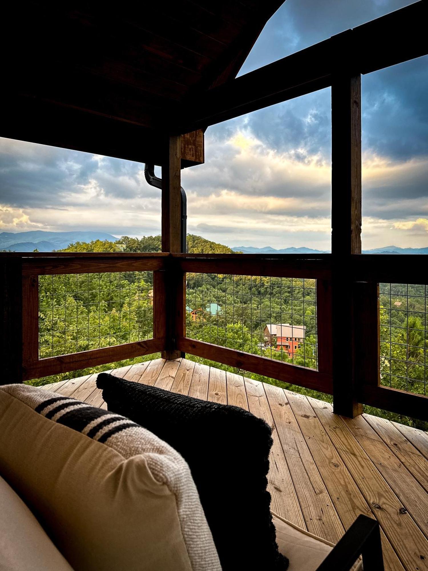 New Luxury Cabin With Stunning Mountainviews,Hottub, Firepit, Fireplace,2 Kingbeds, 2 Covereddecks,Bbqgrill, Shuffleboard And Pool Access Sevierville Exterior foto